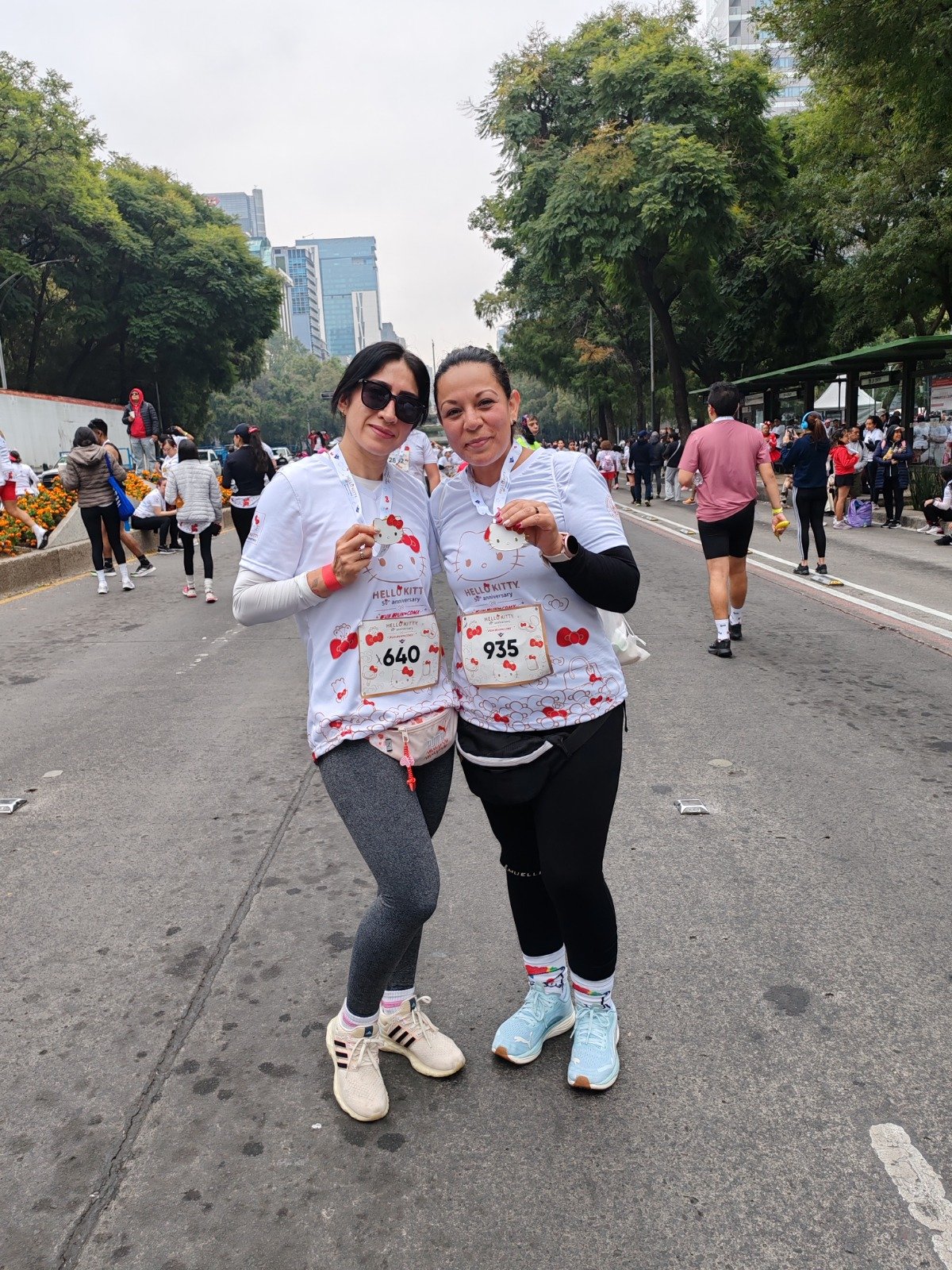 Participantes con medallas Hello Kitty